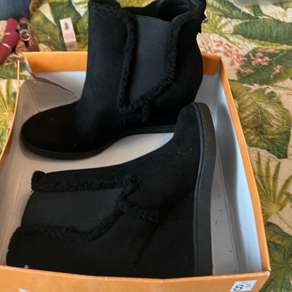 unisa black wedge boot size 8.5 New in box (no lid)